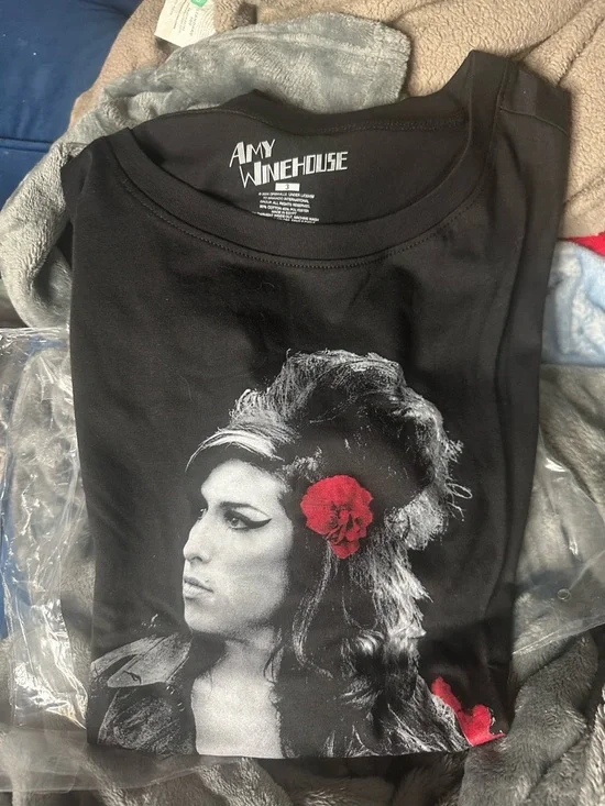 torrid Amy Winehouse Relaxed Jersey Cotton Black Graphic Tee with Red Rose Motif - Picture 3 of 5